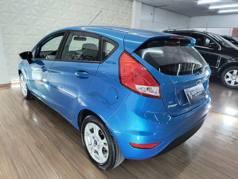 FORD - FIESTA - 2013/2014 - Azul - R$ 42.900,00