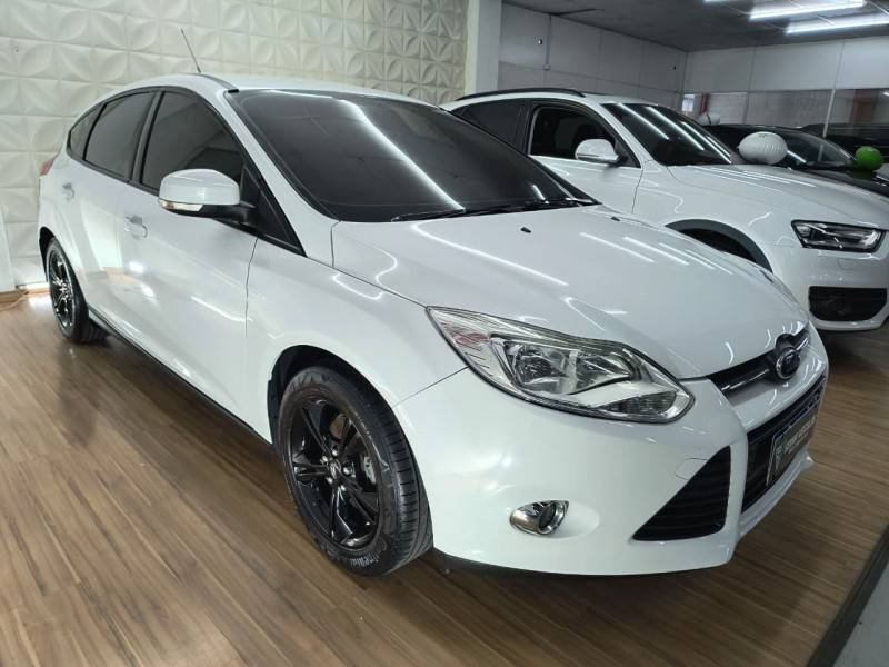 FORD - FOCUS - 2015/2015 - Branca - R$ 57.900,00