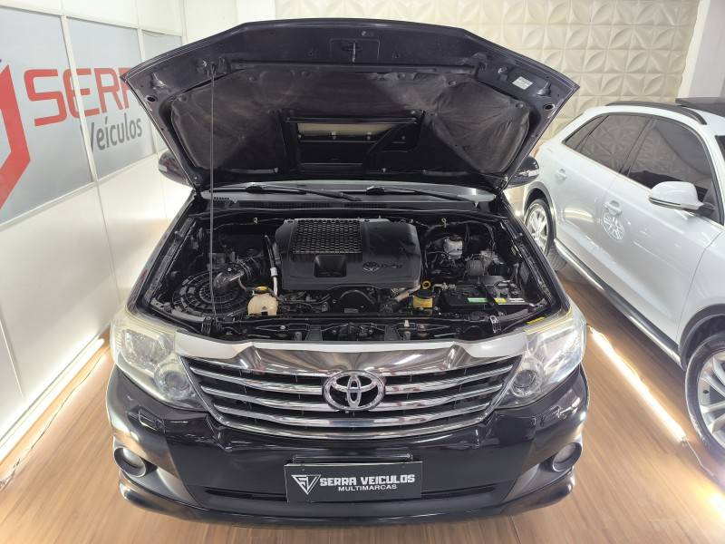 TOYOTA - HILUX SW4 - 2012/2012 - Preta - R$ 126.900,00