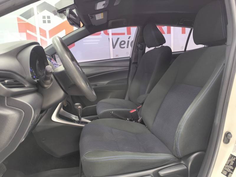 TOYOTA - YARIS - 2019/2019 - Branca - R$ 75.900,00