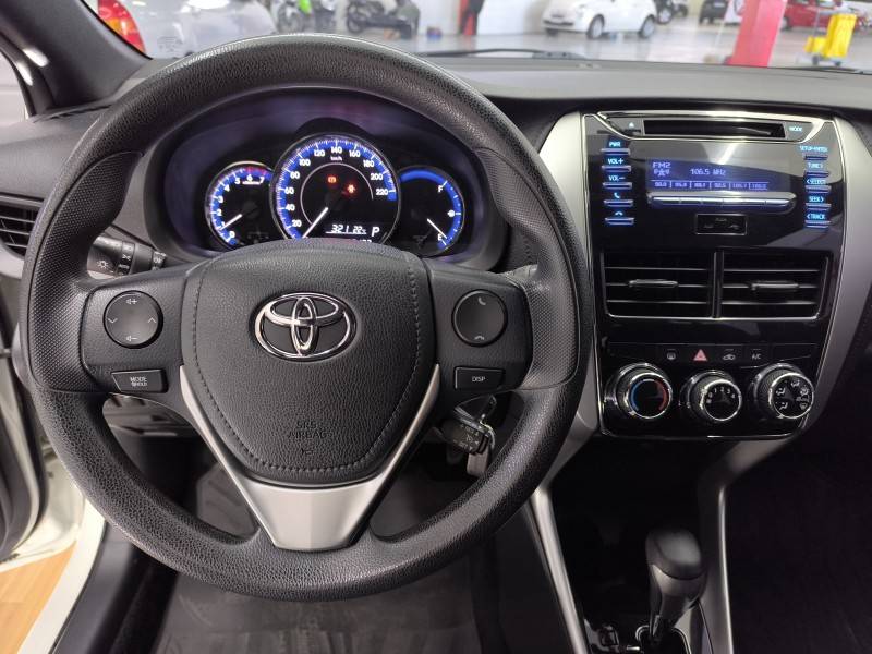 TOYOTA - YARIS - 2019/2019 - Branca - R$ 75.900,00
