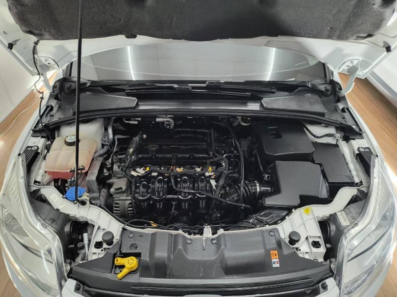 FORD - FOCUS - 2015/2015 - Branca - R$ 57.900,00