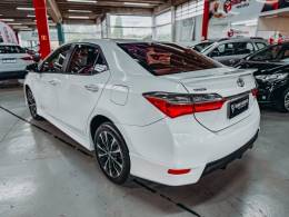 TOYOTA - COROLLA - 2017/2018 - Branca - R$ 105.900,00