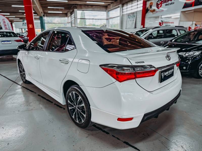 TOYOTA - COROLLA - 2017/2018 - Branca - R$ 105.900,00