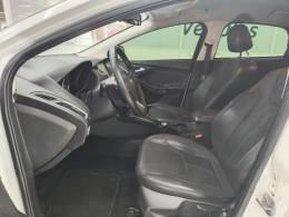 FORD - FOCUS - 2015/2016 - Branca - R$ 64.900,00