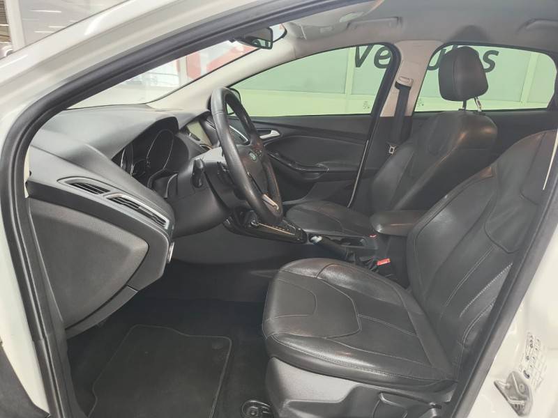 FORD - FOCUS - 2015/2016 - Branca - R$ 64.900,00