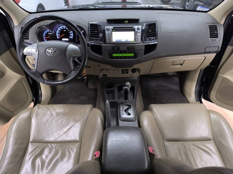 TOYOTA - HILUX SW4 - 2012/2012 - Preta - R$ 126.900,00