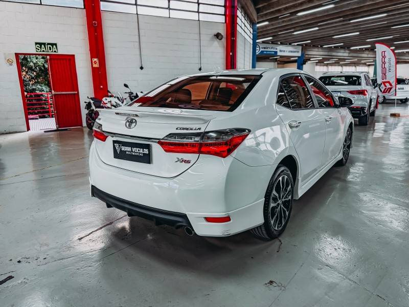 TOYOTA - COROLLA - 2017/2018 - Branca - R$ 105.900,00