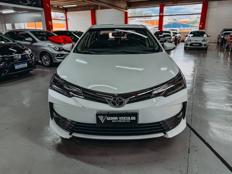 TOYOTA - COROLLA - 2017/2018 - Branca - R$ 105.900,00