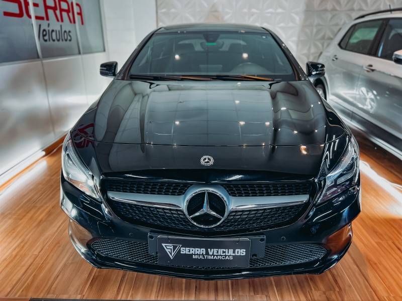 MERCEDES-BENZ - CLA 200 - 2017/2018 - Preta - R$ 142.900,00