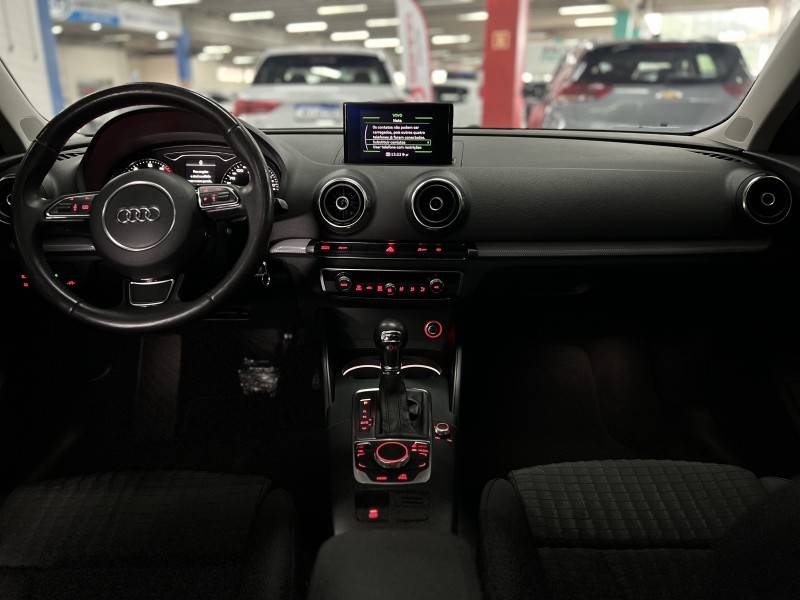 AUDI - A3 - 2013/2014 - Branca - R$ 95.900,00