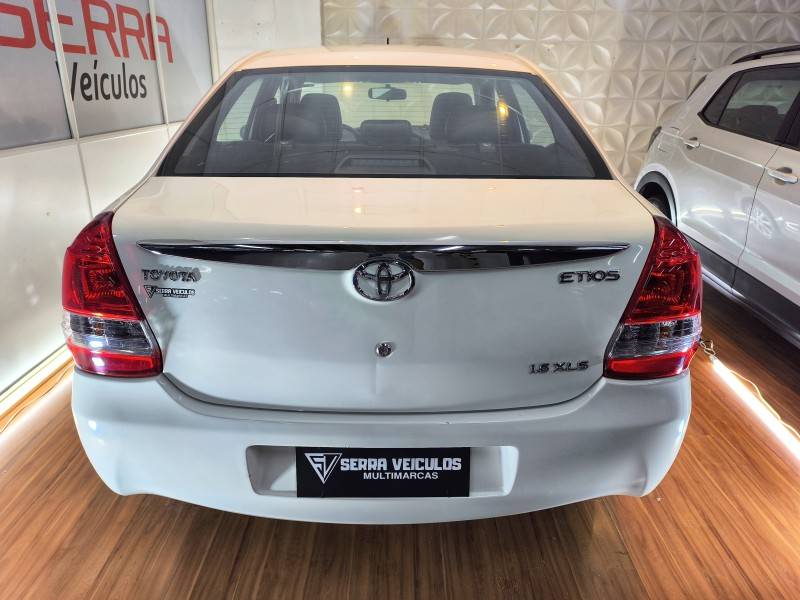 TOYOTA - ETIOS - 2016/2017 - Branca - R$ 58.900,00