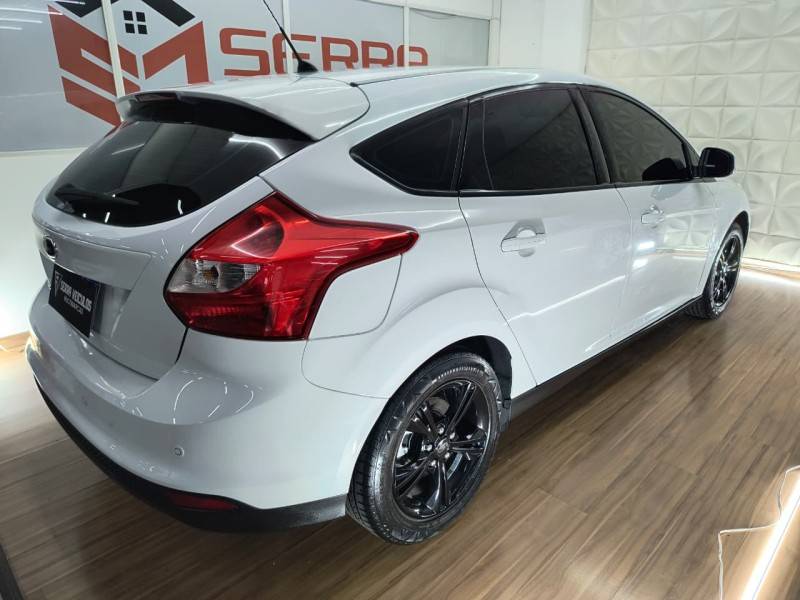 FORD - FOCUS - 2015/2015 - Branca - R$ 57.900,00