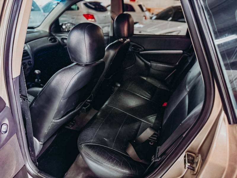 FORD - FOCUS - 2006/2006 - Prata - R$ 27.900,00