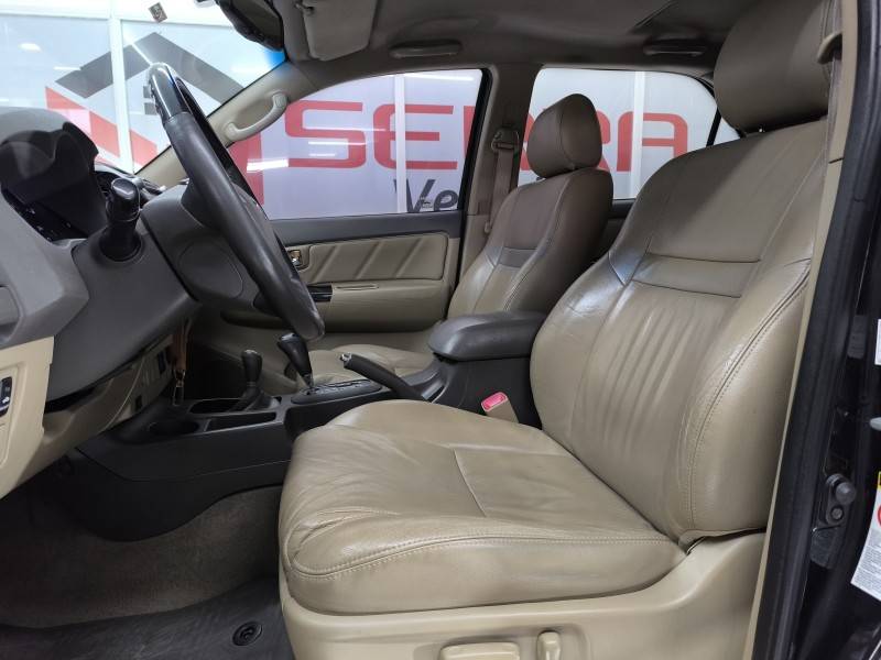 TOYOTA - HILUX SW4 - 2012/2012 - Preta - R$ 126.900,00