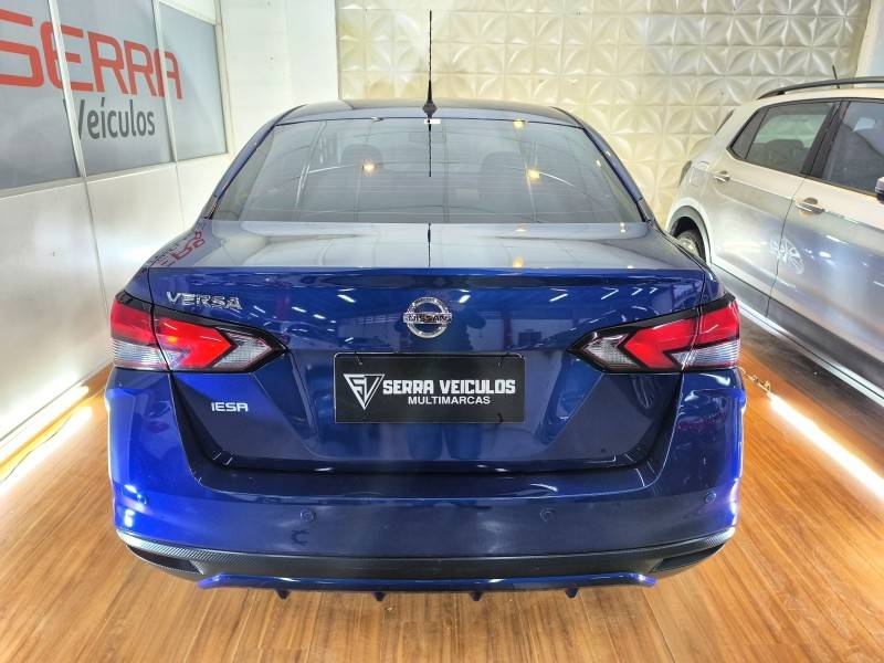 NISSAN - VERSA - 2022/2023 - Azul - R$ 97.900,00