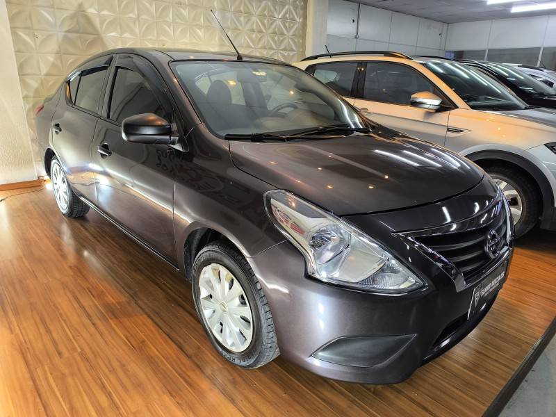 NISSAN - VERSA - 2021/2021 - Cinza - R$ 69.900,00