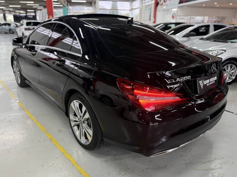 MERCEDES-BENZ - CLA 200 - 2017/2018 - Preta - R$ 127.900,00