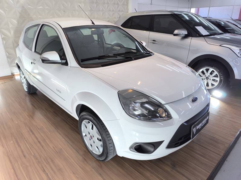 FORD - KA - 2012/2013 - Branca - R$ 30.900,00