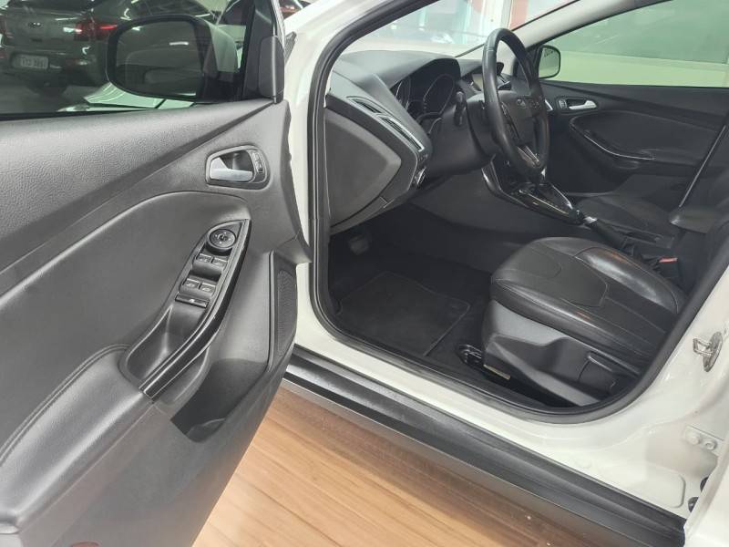 FORD - FOCUS - 2015/2016 - Branca - R$ 64.900,00