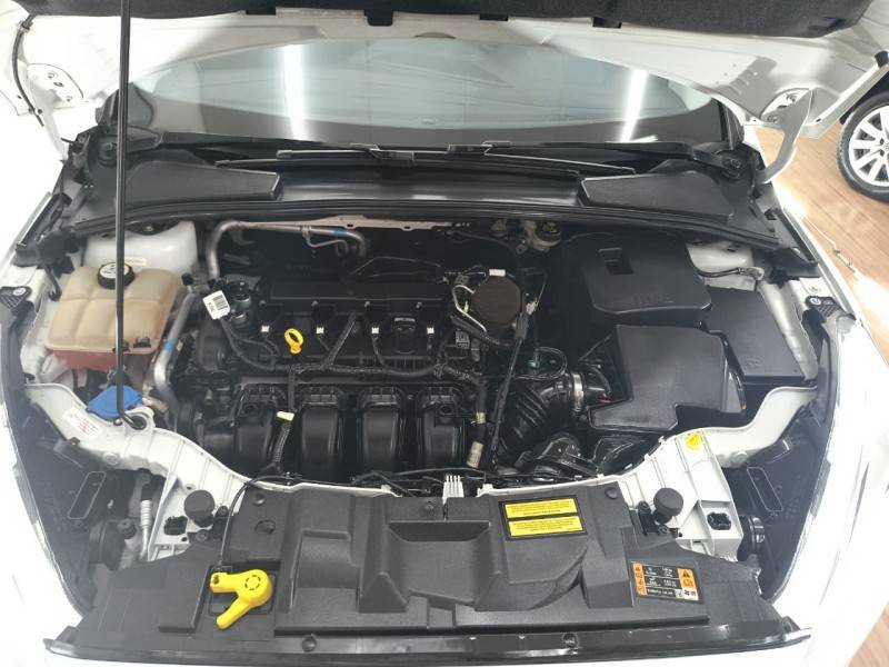 FORD - FOCUS - 2015/2016 - Branca - R$ 64.900,00