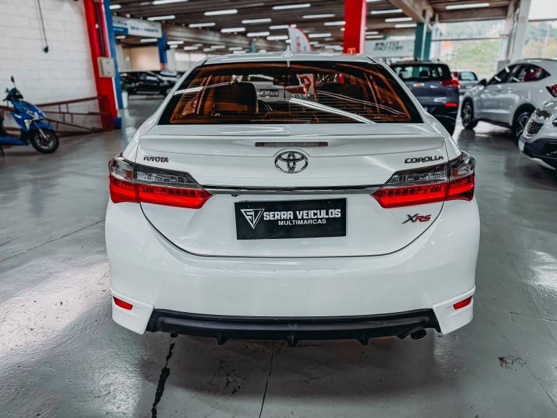 TOYOTA - COROLLA - 2017/2018 - Branca - R$ 105.900,00