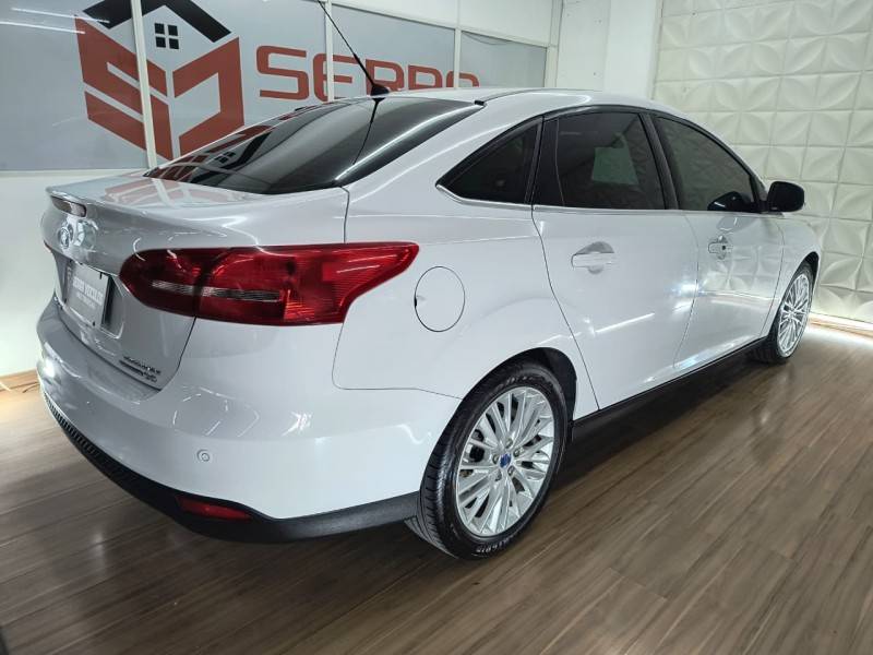 FORD - FOCUS - 2015/2016 - Branca - R$ 64.900,00