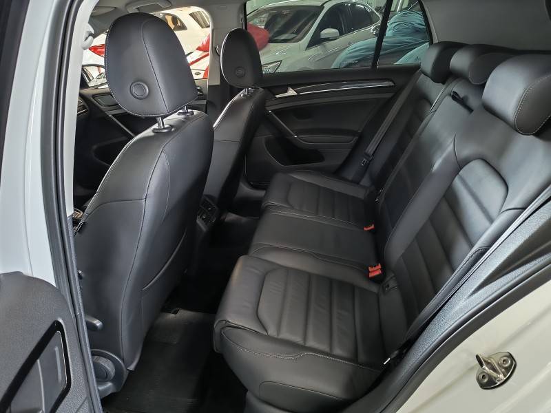 VOLKSWAGEN - GOLF - 2017/2017 - Branca - R$ 99.900,00