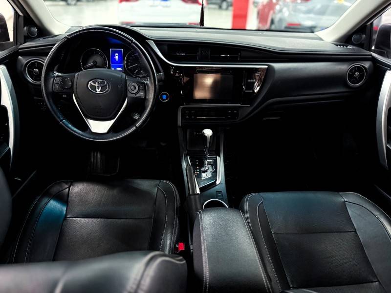 TOYOTA - COROLLA - 2017/2018 - Branca - R$ 105.900,00