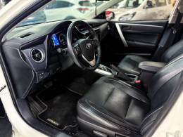 TOYOTA - COROLLA - 2017/2018 - Branca - R$ 105.900,00