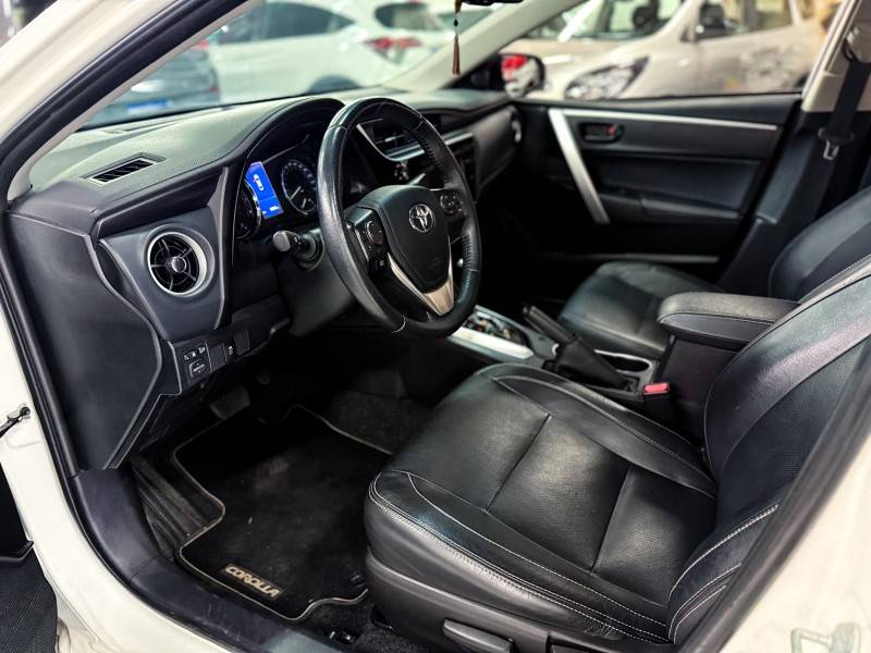 TOYOTA - COROLLA - 2017/2018 - Branca - R$ 105.900,00