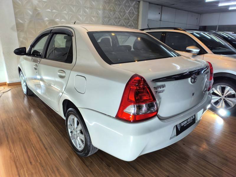 TOYOTA - ETIOS - 2016/2017 - Branca - R$ 58.900,00