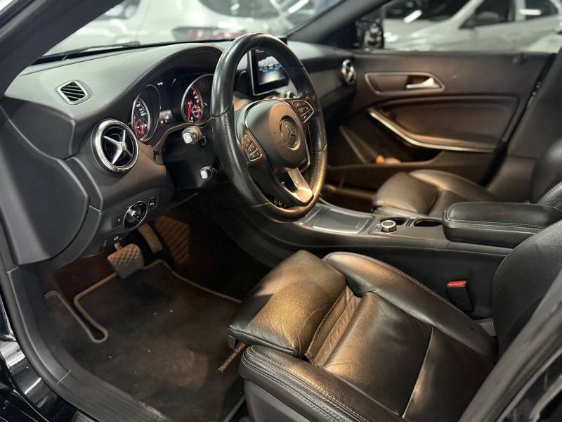 MERCEDES-BENZ - CLA 200 - 2017/2018 - Preta - R$ 127.900,00