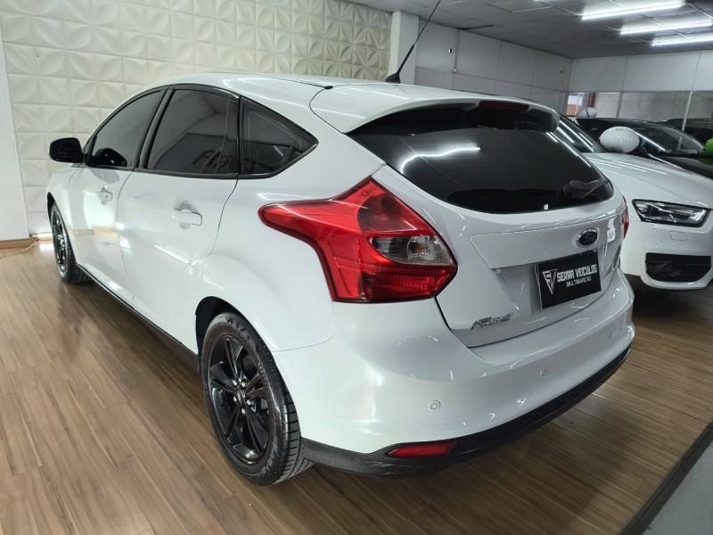 FORD - FOCUS - 2015/2015 - Branca - R$ 57.900,00