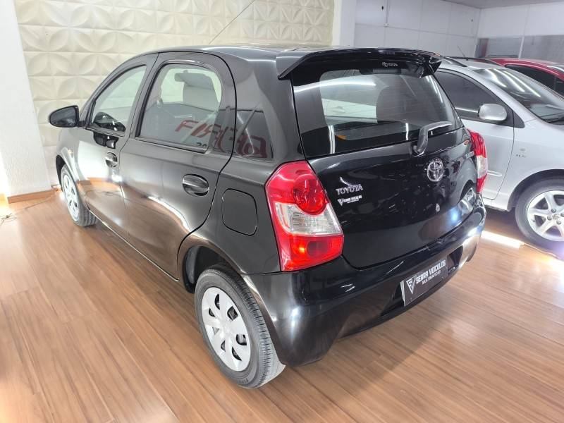 TOYOTA - ETIOS - 2014/2015 - Preta - R$ 46.900,00