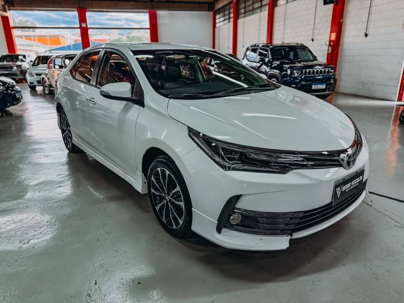 TOYOTA - COROLLA - 2017/2018 - Branca - R$ 105.900,00