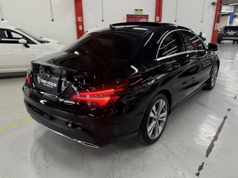 MERCEDES-BENZ - CLA 200 - 2017/2018 - Preta - R$ 127.900,00