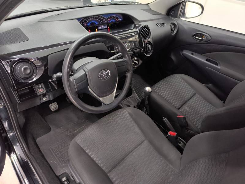 TOYOTA - ETIOS - 2014/2015 - Preta - R$ 46.900,00