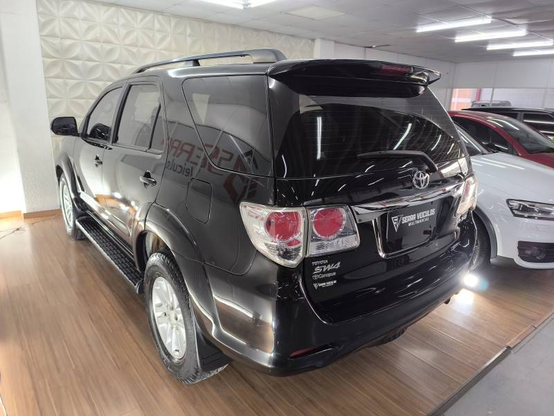TOYOTA - HILUX SW4 - 2012/2012 - Preta - R$ 126.900,00