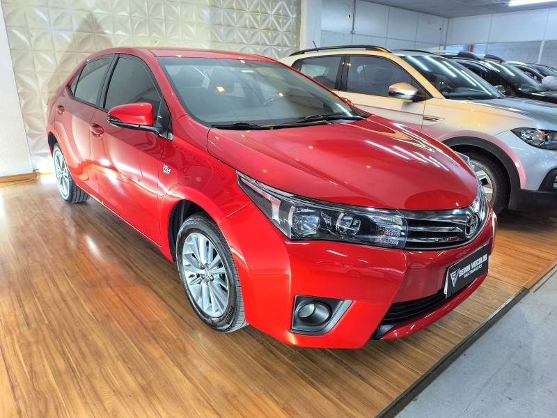 TOYOTA - COROLLA - 2015/2016 - Vermelha - R$ 86.900,00