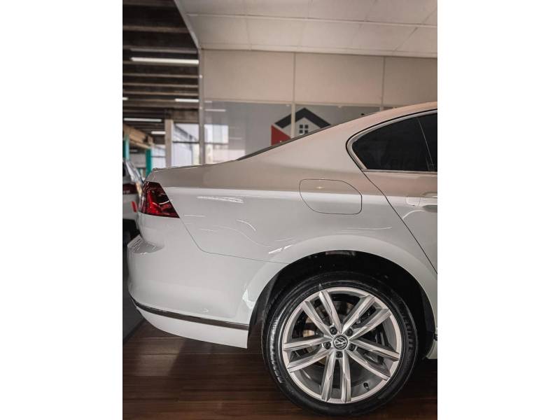 VOLKSWAGEN - PASSAT - 2018/2019 - Branca - R$ 156.900,00