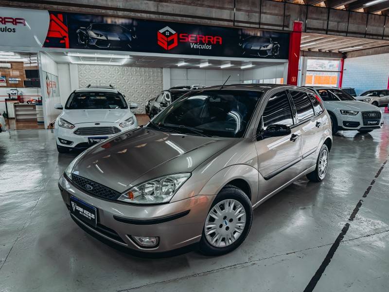 FORD - FOCUS - 2006/2006 - Prata - R$ 27.900,00
