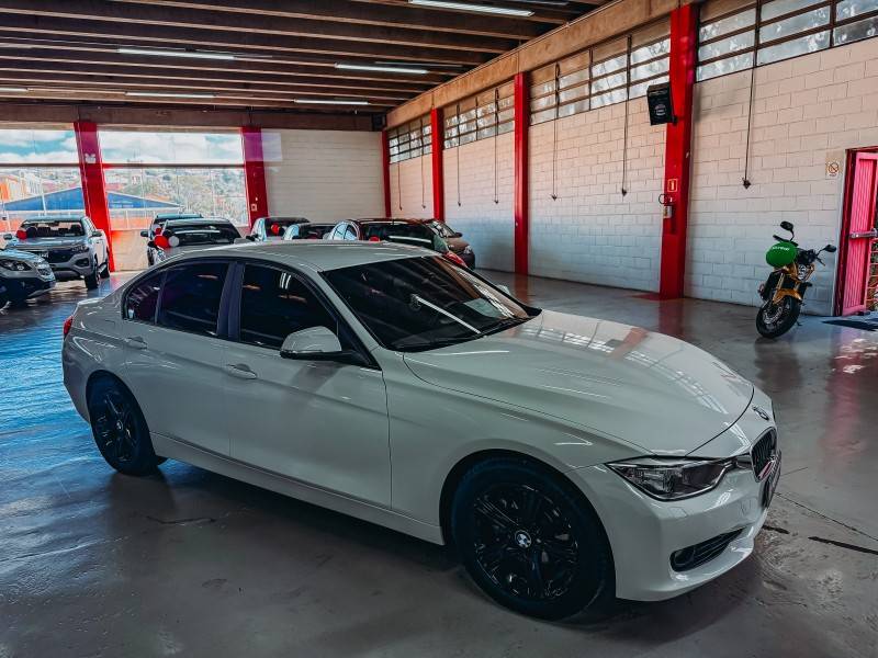 BMW - 320I - 2013/2014 - Branca - R$ 93.900,00
