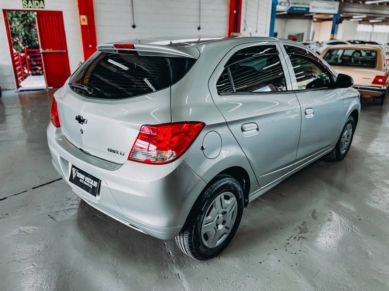 CHEVROLET - ONIX - 2015/2016 - Prata - R$ 47.900,00