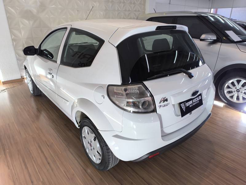 FORD - KA - 2012/2013 - Branca - R$ 30.900,00