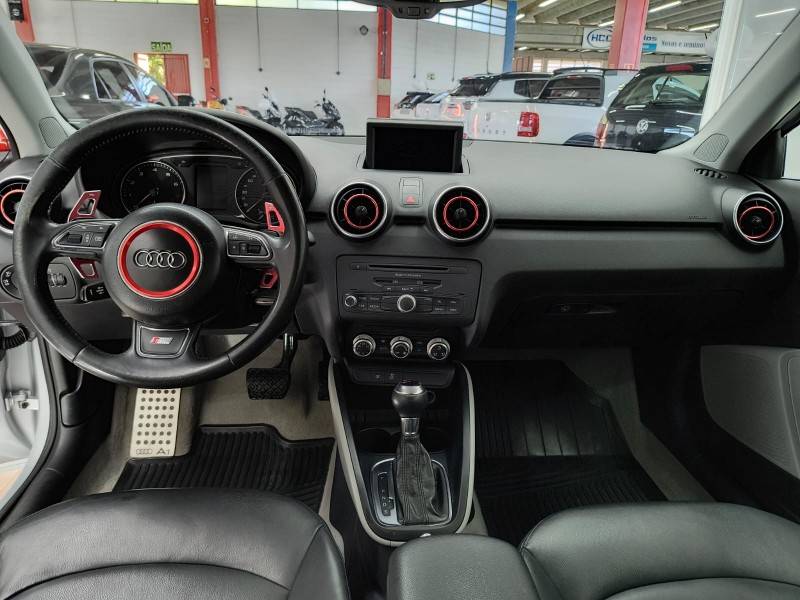 AUDI - A1 - 2010/2011 - Prata - R$ 54.900,00