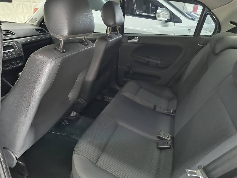 VOLKSWAGEN - VOYAGE - 2016/2017 - Cinza - R$ 44.900,00