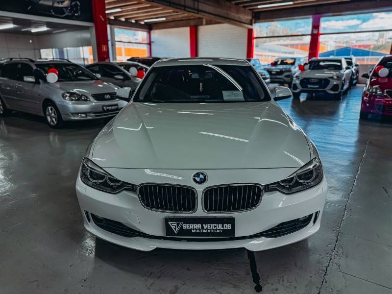 BMW - 320I - 2013/2014 - Branca - R$ 93.900,00