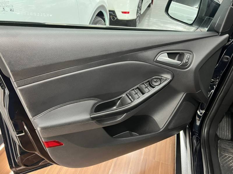 FORD - FOCUS - 2018/2019 - Preta - R$ 79.900,00