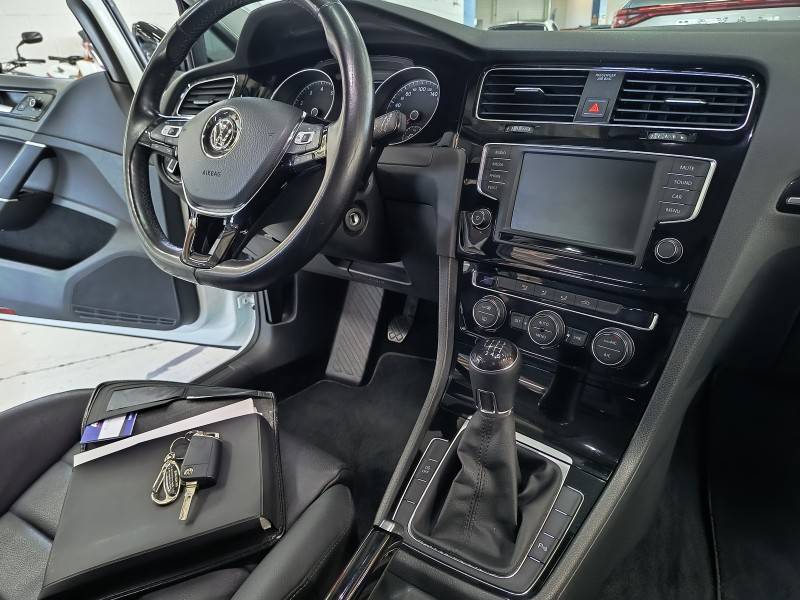 VOLKSWAGEN - GOLF - 2017/2017 - Branca - R$ 99.900,00